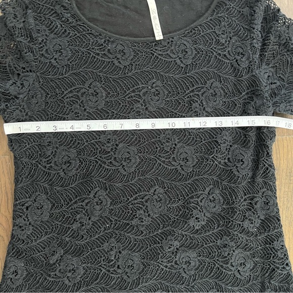 Leo & Nicole Small T-Shirt - Picture 12 of 15